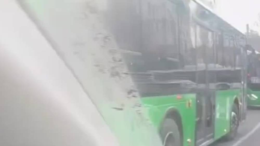 Автобус №216 едет по встречке по полосе для общественного транспорта на Киевской. Видео