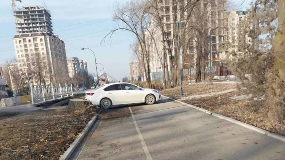 Жители нового дома по Айтматова по тротуару заезжают во двор. Видео горожанина