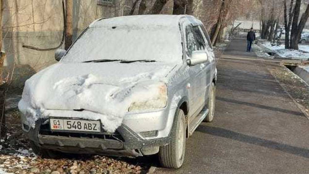 На ул.Элебаева машины паркуются на тротуарах. Фото