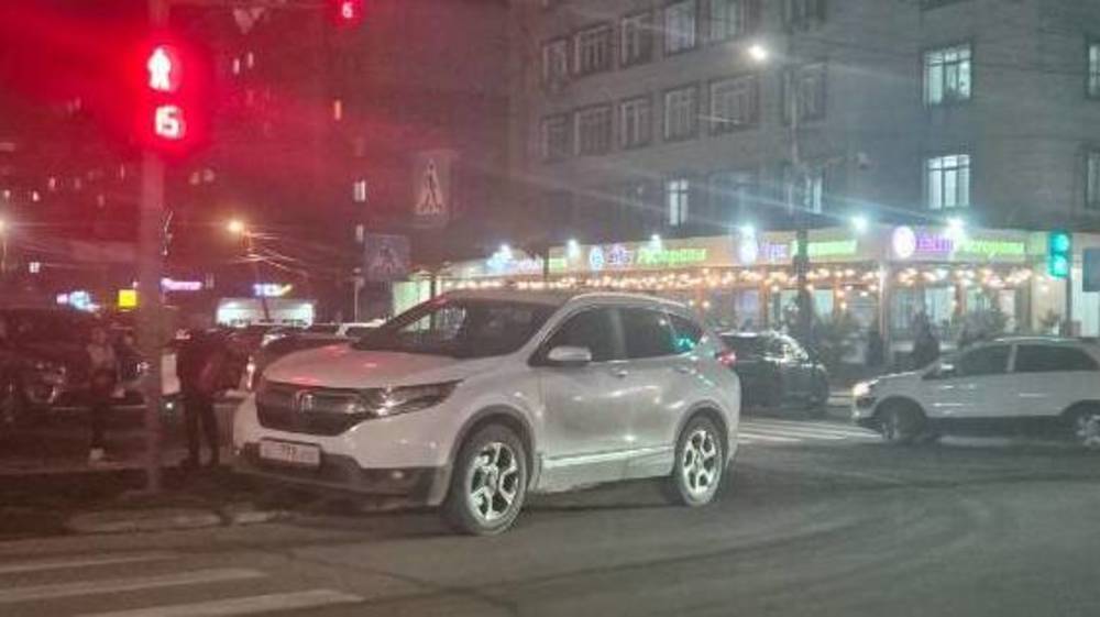 Напротив мечети в Джале «Хонда» припаркована на перекрестке. Фото