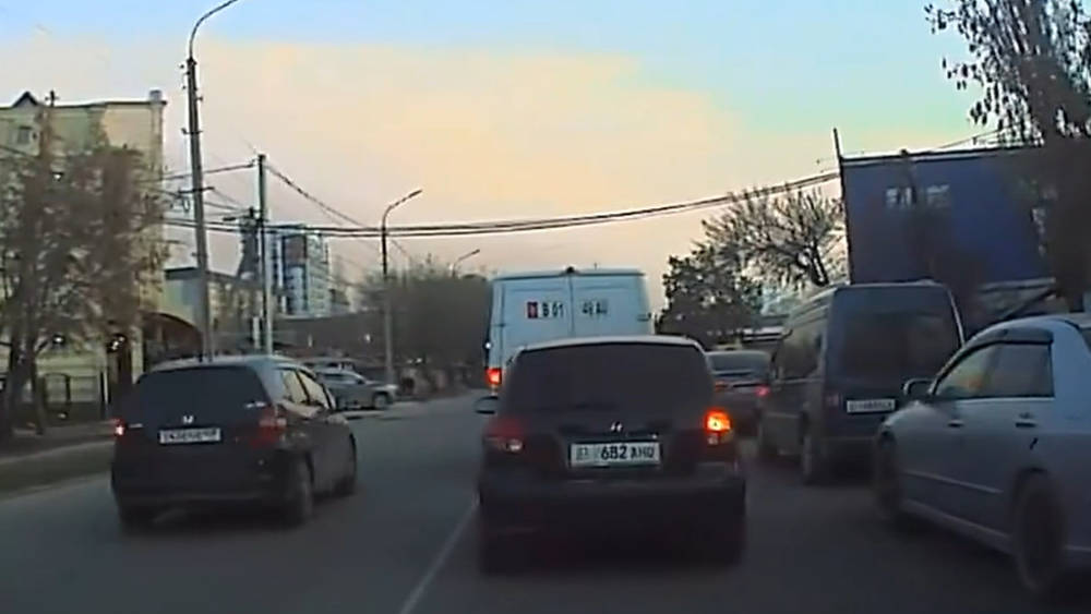 «Хонда» с российскими номерами едет по встречке. Видео