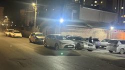 Клиенты шашлычной заняли одну полосу дороги. Фото
