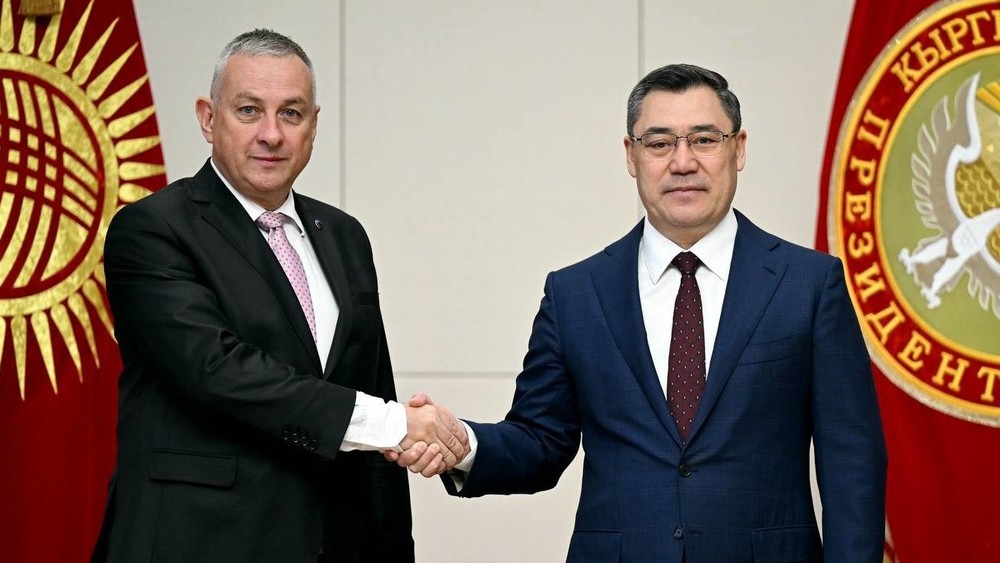 Садыр Жапаров, Йозеф Сикела