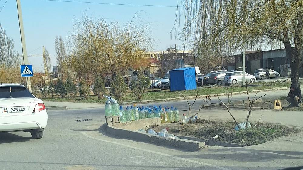 На Профсоюзной в нескольких местах снова продают ГСМ. Фото горожанина