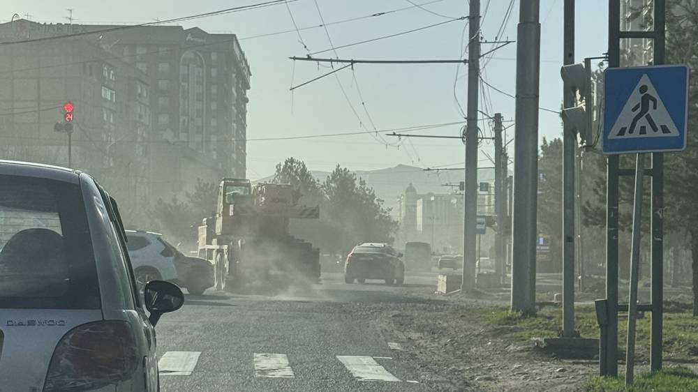 Горожанин жалуется на пыль и грязь в Бишкеке. Фото