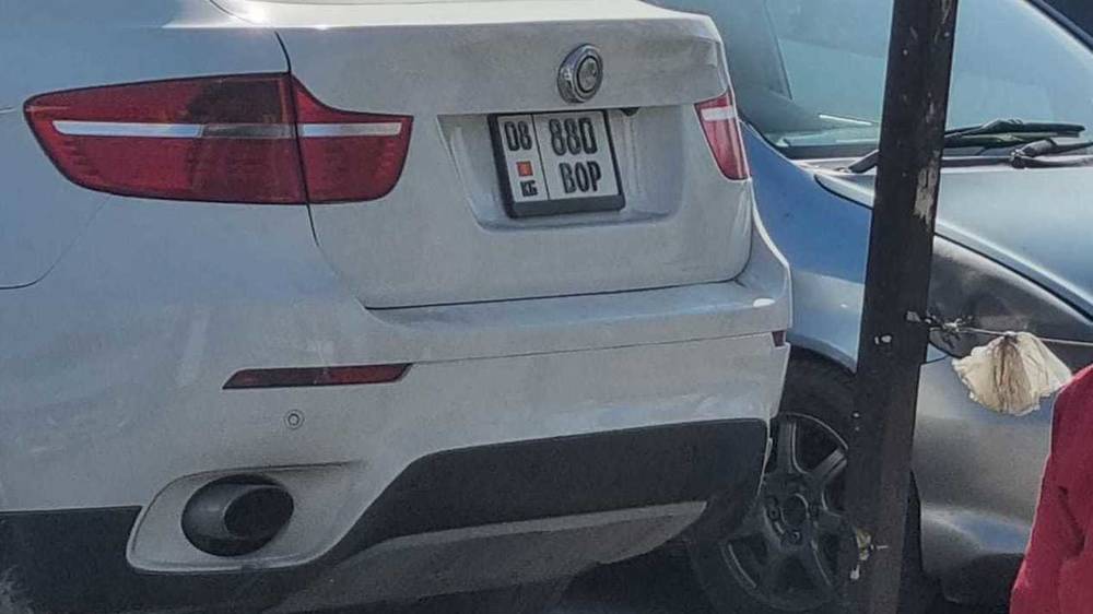 В Бишкеке замечен BMW X6 с комбинацией букв на госномере ВОР. Фото
