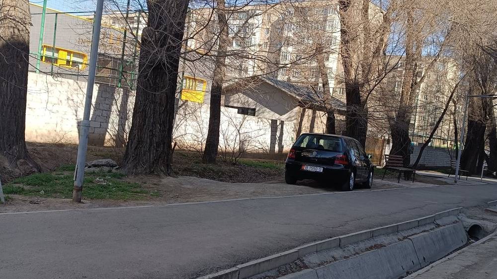 «Фольксваген Гольф» припарковали, заехав на тротуар. Фото