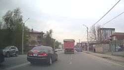 «Хонда» едет по встречке на Токтоналиева. Видео