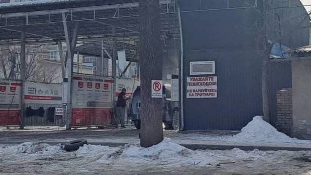 Горожанина оштрафовали на 3000 сомов за знак, прибитый к дереву, - мэрия