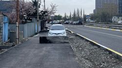Зачем поставили бетонный блок на дороге по ул.Кара-Дарьинской? Фото