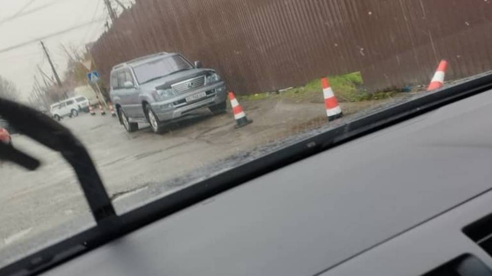 Законно ли на ул.Суванбердиева стройкомпания закрыла тротуар и часть проезжей части? Фото горожанина