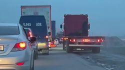На объездной фура объезжает пробку по обочине. Видео