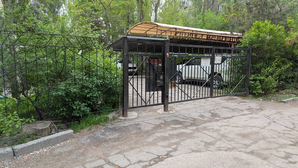 Законно ли в 10 мкр огородили двор железным забором? - горожанин