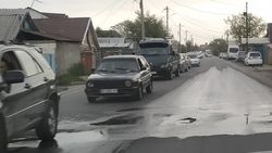 На Джамгерчинова утечка воды после ремонтных работ «Бишкекводоканала». Фото