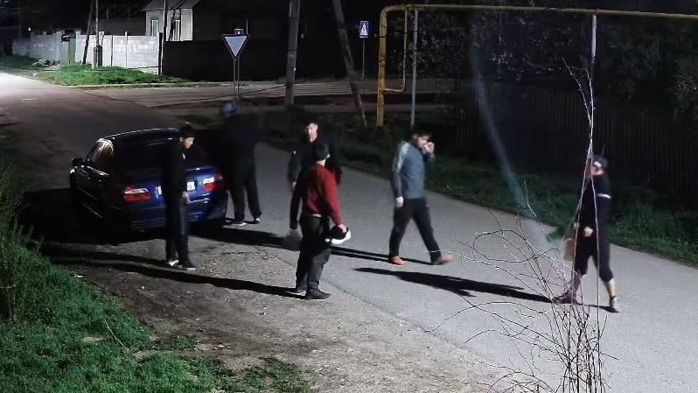 В Новопавловке парни выкинули мусор в чужой двор. Видео