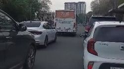 Водитель жалуется на пробку на ул.Махатмы Ганди. Видео
