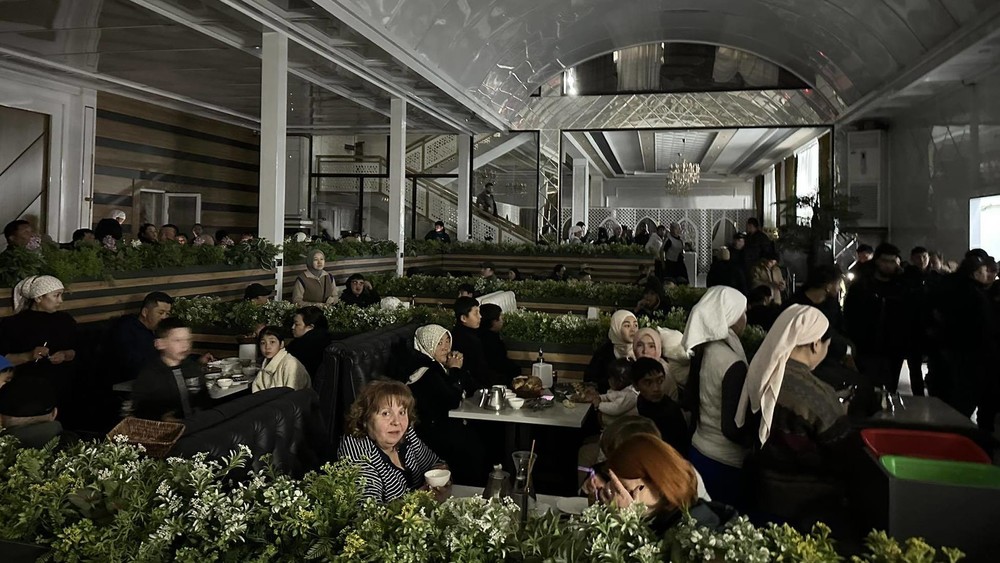 «Особые или денег много», «Amerikan pizza» на месяц отдыхает». В городе Ош поручили на 1 месяц отключить от электричества рестораны и кафе, у дверей выставить наряд милиции