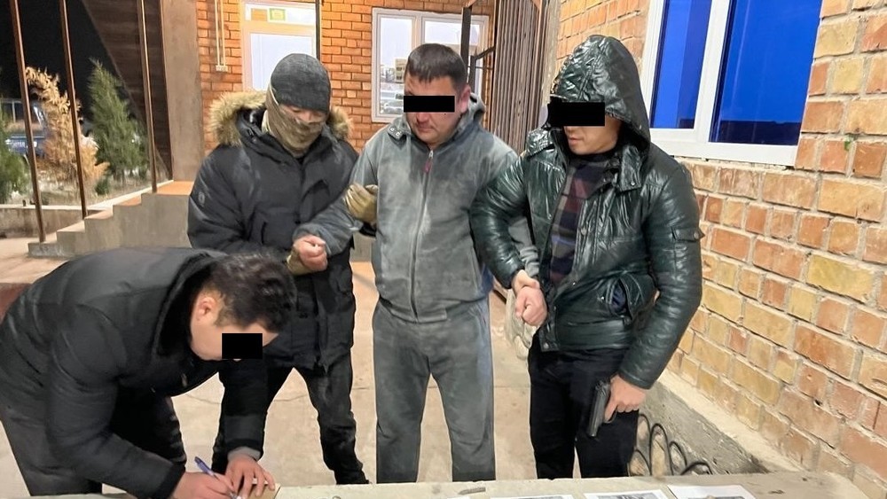 ГКНБ задержал главу айыл окмоту за вымогательство 100 тыс. долларов — суд приговорил его к 10 годам тюрьмы с конфискацией имущества