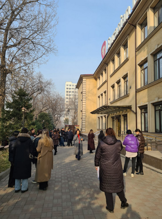 Жители Алматы вышли на улицу в момент землетрясения