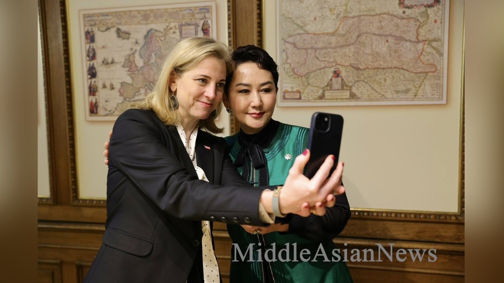 слева: Беате Майнль-Райзингер и Батцэцэг Батмөнх