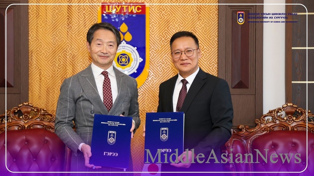 слева: Йошида Такада и Намнан Төмөрпурэв