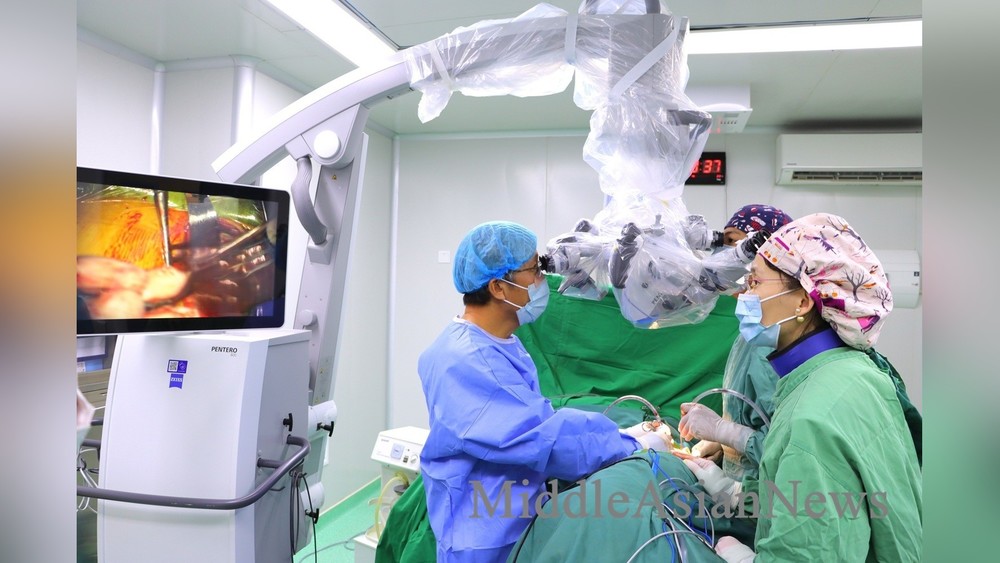 Национальный травматологический центр приобрел спинальный эндоскоп CON MED 4K UHD в 2023 году и микроскоп Carl Zeiss Pentero 800 в 2025 году.