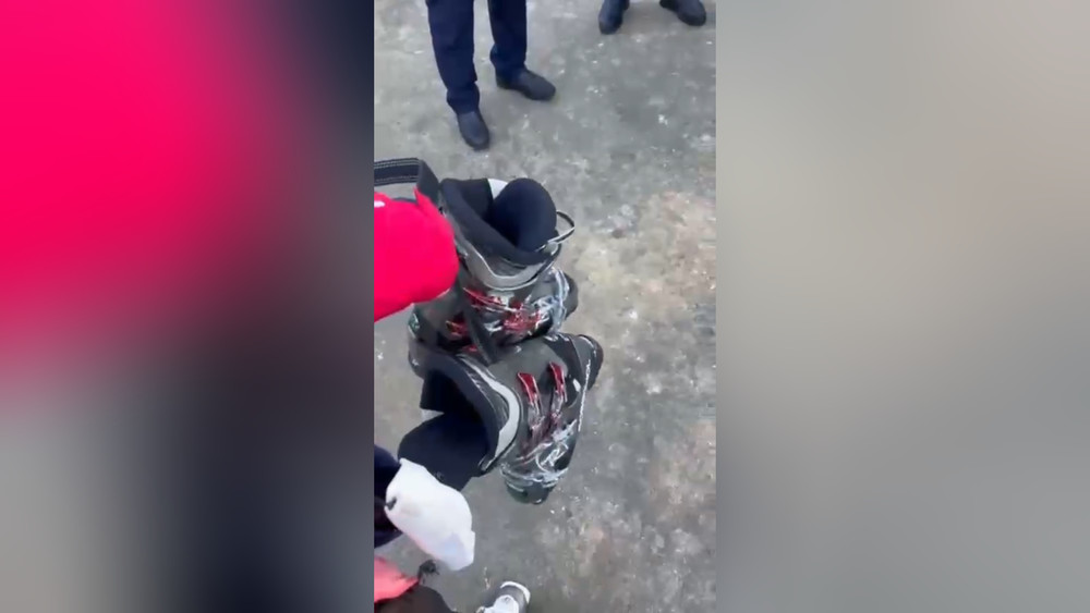 Отдыхающая на горнолыжной базе в Караколе потеряла ботинки