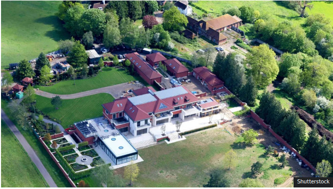 Кулибаев снёс парк Саннингхилл и построил новый особняк, но он так и не был заселён.