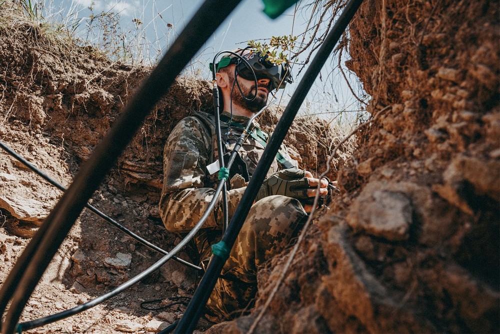 Оператор беспилотника 24-й отдельной механизированной бригады Вооруженных сил Украины (ВСУ) испытывает новое оборудование, Донецкая народ