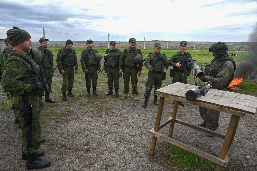 Мужчины, призванные на военную службу по мобилизации, проходят подготовку на полигоне в Ростовской области, Россия