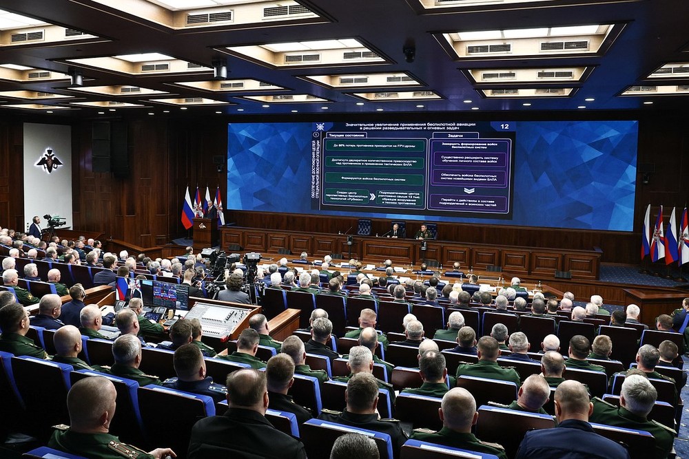 Министр обороны Андрей Белоусов, президент Владимир Путин и начальник Генерального штаба Вооруженных сил Валерий Герасимов на расширенно