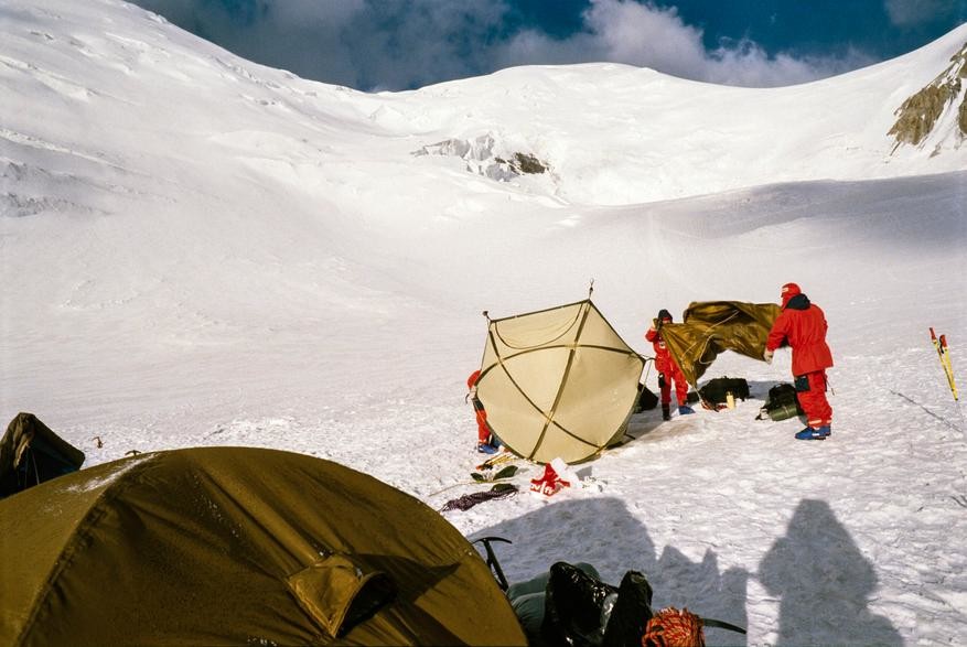 Учёные на поле экспедиции PAMIR возле палаток на ледяной шапке Кон-Чукурбаши, 2025 год.