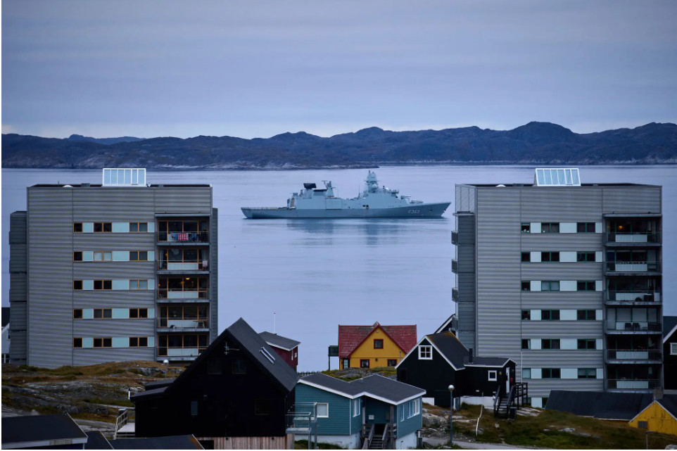 Датский военный корабль во время учений НАТО у берегов Гренландии в сентябре. Гренландия — полуавтономная территория Дании.Кредит...