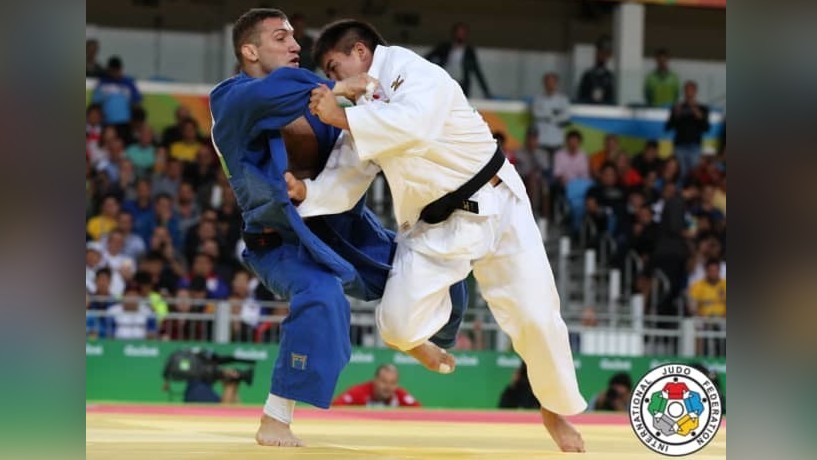 В финале японский дзюдоист взял верх над грузином Варламом Липартелиани.