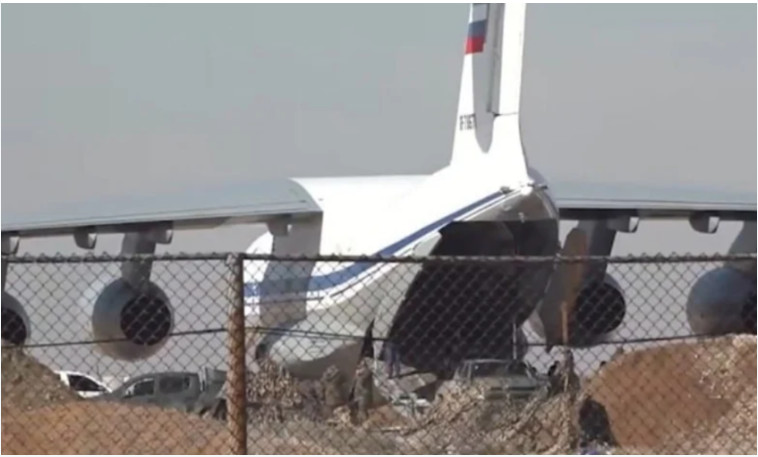 Несколько источников опубликовали кадры, на которых, вероятно, видна погрузка техники на российский самолет на аэродроме Камышлы