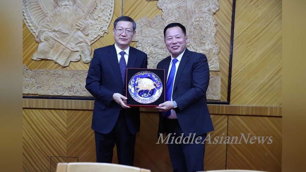 слева: Го Вэньци и Цогтгэрэл Одон