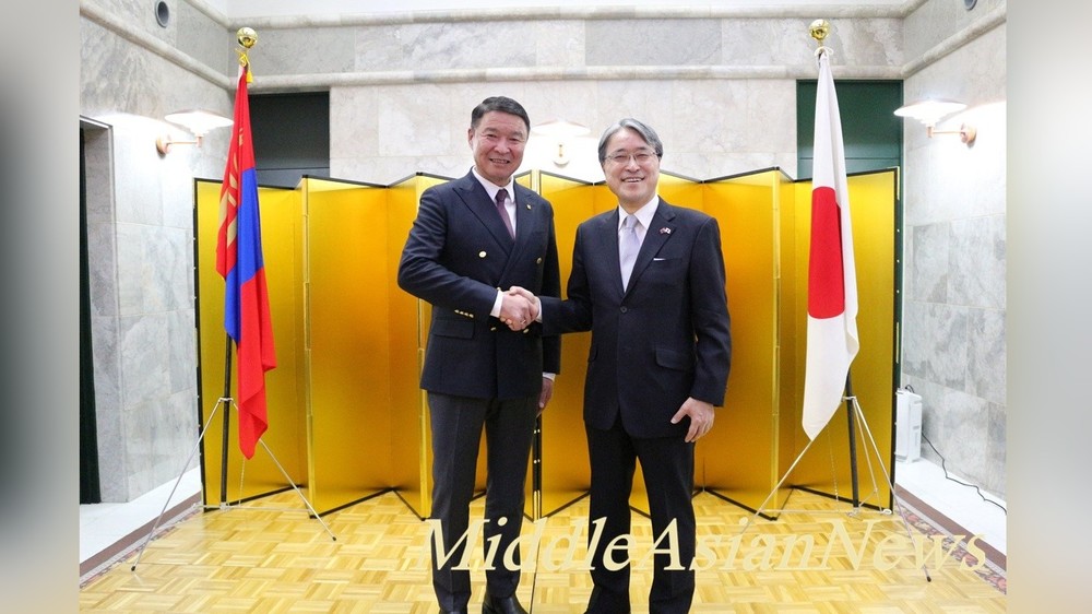 слева: Батлут Дамба и Игавахара ​​Масару