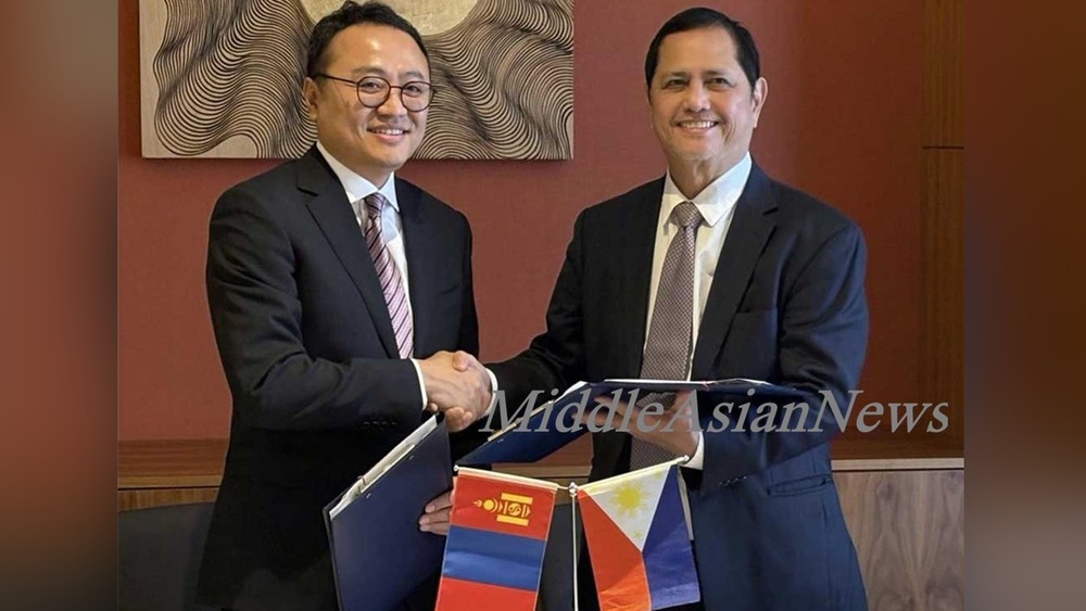 слева: Амар Лхагвасурэн и Роберто Б. Тан (Roberto B. Tan)