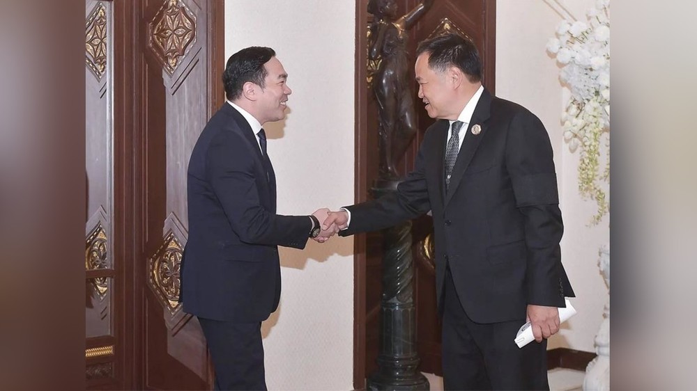 слева: Төмөр Амарсанаа и Анутин Чарнвиракул