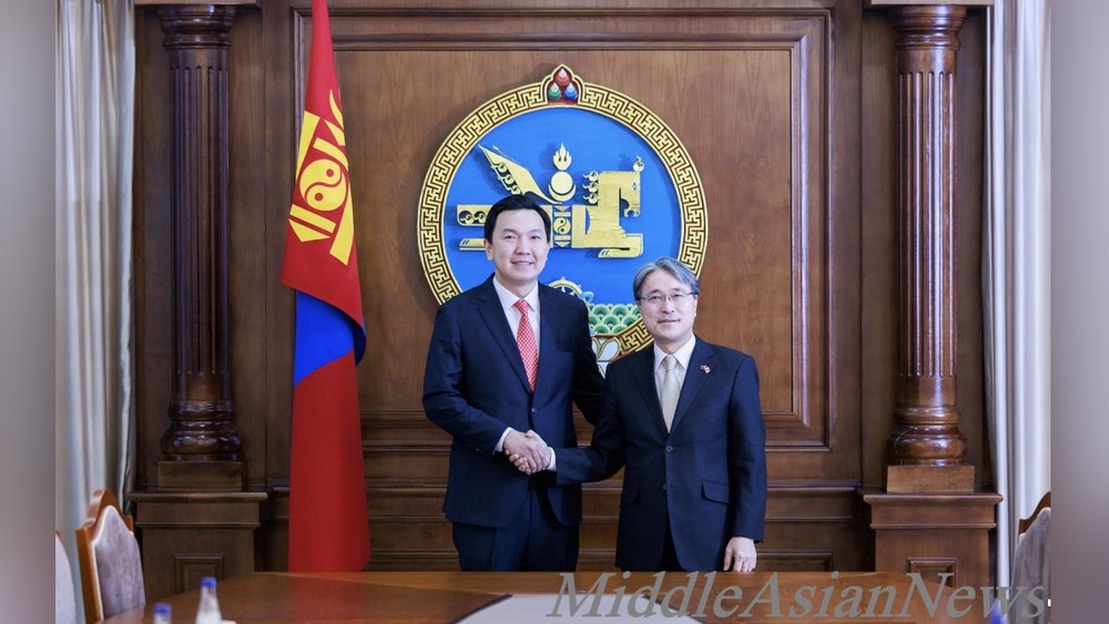 слева: Учрал Ням-Осор и Игавахара Масару