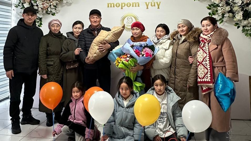 Жительница Тюпа Бактыгүл Мамбетказиева в 42 года родила сына после восьми дочерей