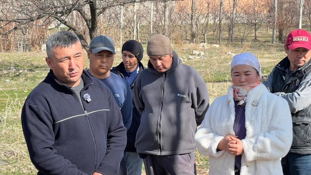 Житель Нооката Нурлан Карабаев рассказал, что его обманули с земельным участком знакомые его матери, и обратился с просьбой о помощи к властям