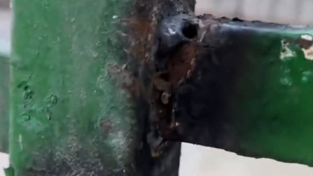 Горожанин жалуется на железные перила вдоль реки Аламедин. Видео