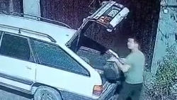 На ГЭС-3 мужчина выгрузил пакеты с мусором у чужого дома и уехал. Видео