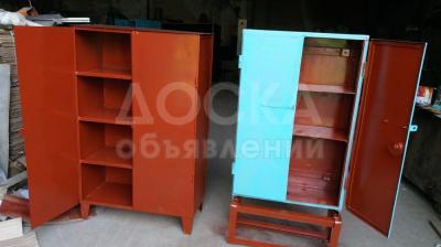 Продаю (СССР)  металлические слесарные и инструментальные  столы,  сейфы, стеллажи, шкафы.