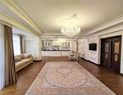Продаю 3-комнатную квартиру, 145кв. м., этаж - 10/10, ул.Абдымомунова, 244.