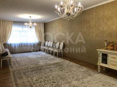 Продаю дом 6-ком. 340кв. м., этаж-3, 4,2-сот., стена кирпич, Ахунбаева-Юнусалиева.