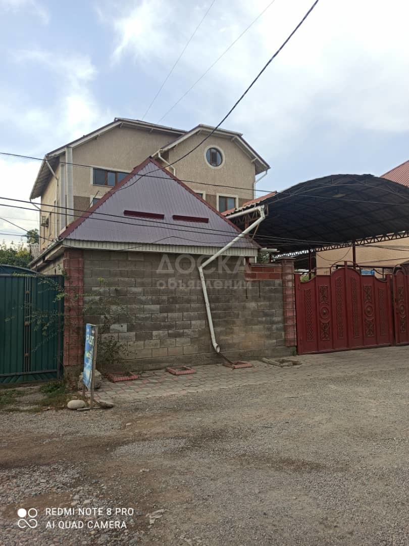 Продаю дом 9-ком. 360кв. м., этаж-3, 3-сот., стена кирпич, Рабочий Городок, пер.Лазурный.