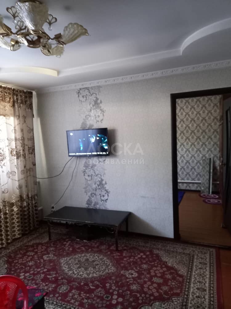 Продаю полдома 3-ком. 61кв. м., этаж-1, 2-сот., стена кирпич, Бишкек.