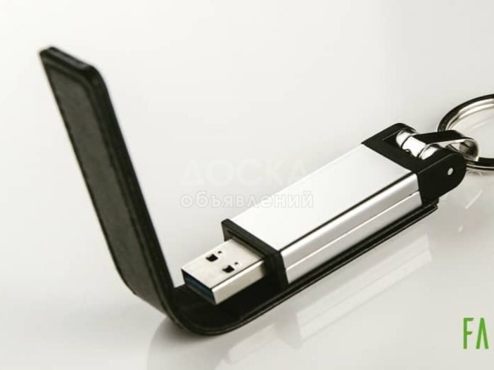 Надежная и удобная usb флешка с кожанным чехольчиком. 
Вмещает большие файлы
Красивый дизайн и качество! USB 3.0 32GB